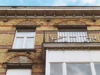 Avenue Chazal 17a-21, Schaerbeek, étages supérieurs, sgraffites (© APEB, photo 2000).