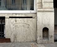Chaussée de Louvain 231, Saint-Josse-ten-Noode, soubassement, signature (© APEB, photo 2016).