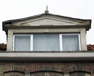 Rue de Jérusalem 27-29, Schaerbeek, lucarne (© APEB, photo 2008). 