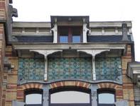 Louis Bertrandlaan 53-61, Schaarbeek, hoofdgestel en mansardedak aan de Bertrandlaan (© APEB, foto 2005).