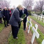 Hommage de Françoise Mottay, petite-nièce de Strauven, à l’occasion du centenaire de la mort de l’architecte, le 19 mars 2019, à la Pelouse d’honneur du cimetière de Schaerbeek à Evere.