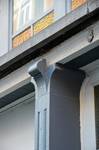 Rue Vanderhoeven 22, Saint-Josse-ten-Noode, pilastre entre les deux entrées (© APEB, photo 2016).