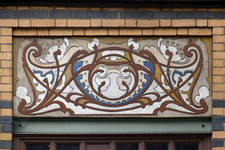 Rue Peter Benoit 2-4 et chaussée de Wavre 517-519, Etterbeek, côté chaussée, sgraffite au-dessus de la porte (© APEB, photo 2016).